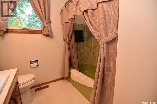 423 6Th Avenue E, Nipawin, SK - Indoor Photo Showing Bathroom