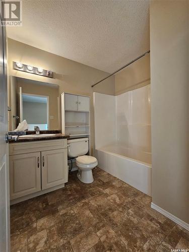 101 503 Colonel Otter Drive, Swift Current, SK - Indoor Photo Showing Bathroom