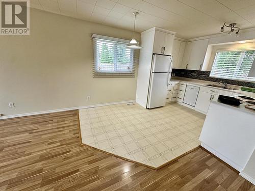 1091 Johnson Street, Prince George, BC - Indoor Photo Showing Kitchen