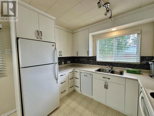 1091 Johnson Street, Prince George, BC - Indoor Photo Showing Kitchen With Double Sink