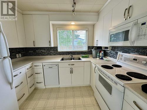 1091 Johnson Street, Prince George, BC - Indoor Photo Showing Kitchen With Double Sink