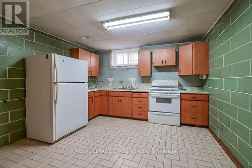28 Nugent Drive, Hamilton, ON - Indoor Photo Showing Kitchen
