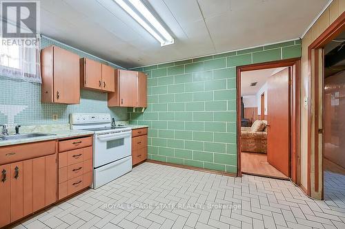 28 Nugent Drive, Hamilton, ON - Indoor Photo Showing Kitchen