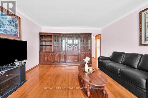 28 Nugent Drive, Hamilton, ON - Indoor Photo Showing Living Room