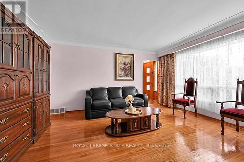 28 Nugent Drive, Hamilton, ON - Indoor Photo Showing Living Room