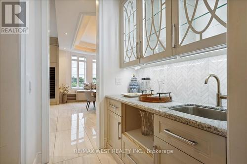 22 Rolling Green Court, Vaughan (Kleinburg), ON - Indoor Photo Showing Kitchen With Upgraded Kitchen