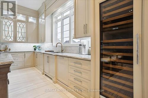 22 Rolling Green Court, Vaughan (Kleinburg), ON - Indoor Photo Showing Kitchen