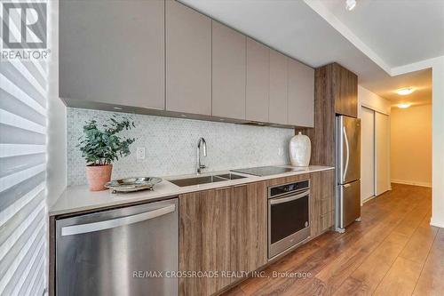 1402 - 2 Sonic Way, Toronto (Flemingdon Park), ON - Indoor Photo Showing Kitchen