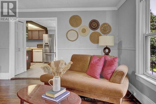 16 Squires Street, Prince Edward County (Ameliasburgh), ON - Indoor Photo Showing Living Room