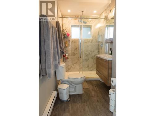 1944-1946 Hemlock Street, Prince George, BC - Indoor Photo Showing Bathroom