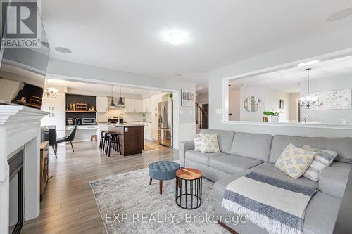 8769 Dogwood Crescent, Niagara Falls, ON - Indoor Photo Showing Living Room