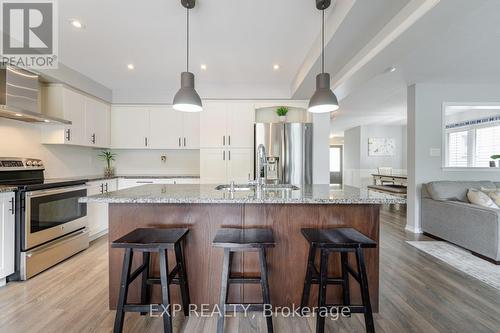 8769 Dogwood Crescent, Niagara Falls, ON - Indoor Photo Showing Kitchen With Upgraded Kitchen