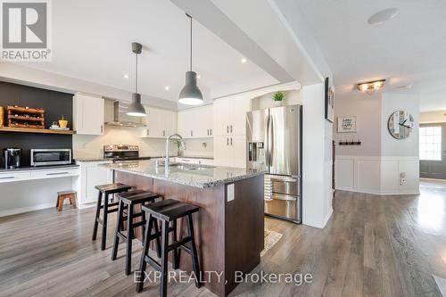 8769 Dogwood Crescent, Niagara Falls, ON - Indoor Photo Showing Kitchen With Upgraded Kitchen