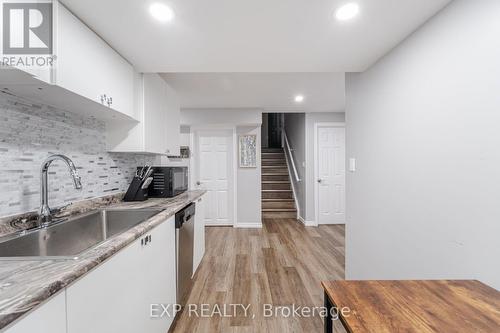 8769 Dogwood Crescent, Niagara Falls, ON - Indoor Photo Showing Kitchen With Upgraded Kitchen