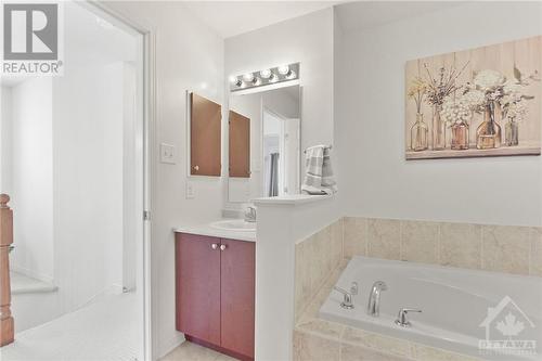 A full bath with a separate shower and a luxury tub. - 210 Rolling Meadow Crescent, Ottawa, ON 