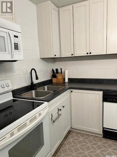 12 Gore Place, Regina, SK - Indoor Photo Showing Kitchen With Double Sink