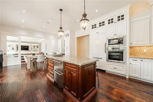 7 Gregorio Court, Ancaster, ON - Indoor Photo Showing Kitchen With Upgraded Kitchen