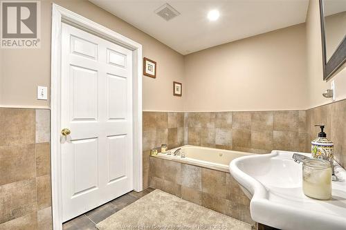 63 Fairway Crescent Unit# 2, Amherstburg, ON - Indoor Photo Showing Bathroom