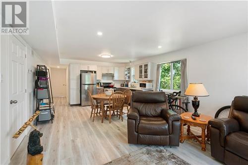 10 Victoria Street, Lancaster, ON - Indoor Photo Showing Living Room