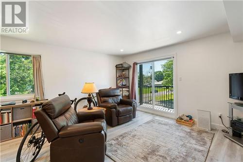 10 Victoria Street, Lancaster, ON - Indoor Photo Showing Living Room