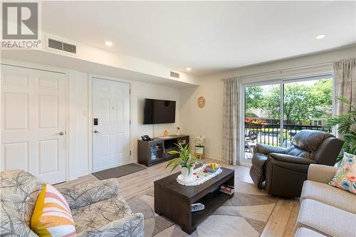 10 Victoria Street, Lancaster, ON - Indoor Photo Showing Living Room