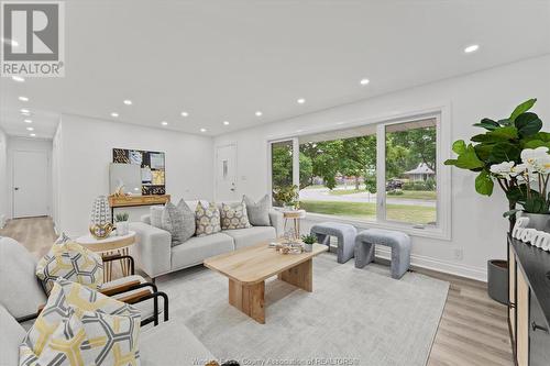 2405 Dandurand Boulevard, Windsor, ON - Indoor Photo Showing Living Room