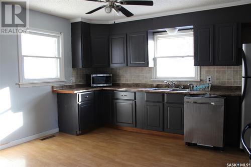 724 3Rd Street E, Shaunavon, SK - Indoor Photo Showing Kitchen With Double Sink