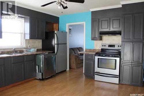 724 3Rd Street E, Shaunavon, SK - Indoor Photo Showing Kitchen With Double Sink