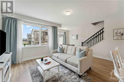 209 Anyolite, Ottawa, ON - Indoor Photo Showing Living Room