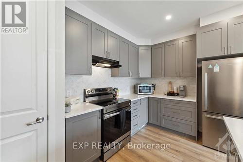 209 Anyolite, Ottawa, ON - Indoor Photo Showing Kitchen With Upgraded Kitchen