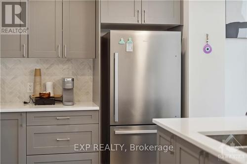 209 Anyolite, Ottawa, ON - Indoor Photo Showing Kitchen