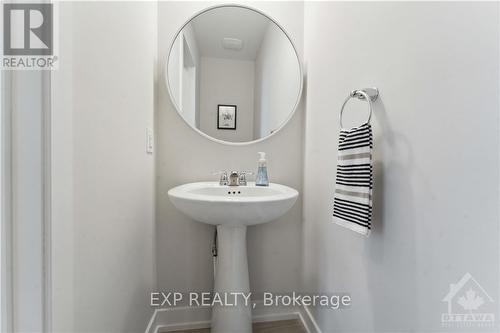 209 Anyolite, Ottawa, ON - Indoor Photo Showing Bathroom