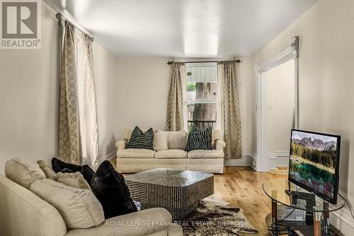 68 King Street N, Kawartha Lakes, ON - Indoor Photo Showing Living Room