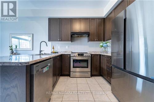 2 Froggy Drive, Thorold, ON - Indoor Photo Showing Kitchen With Upgraded Kitchen