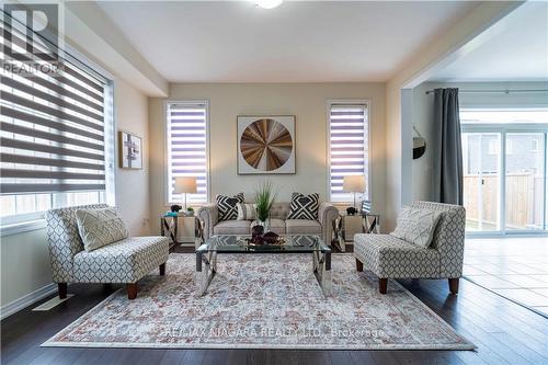 2 Froggy Drive, Thorold, ON - Indoor Photo Showing Living Room