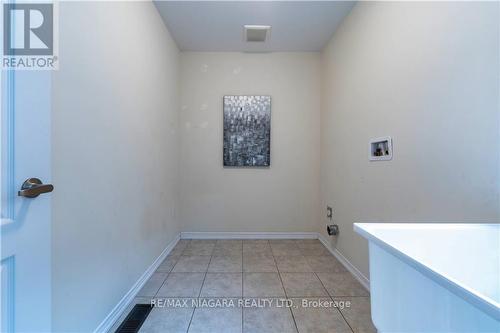 2 Froggy Drive, Thorold, ON - Indoor Photo Showing Other Room