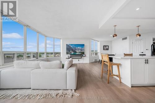 511 - 495 8 Highway, Hamilton, ON - Indoor Photo Showing Living Room