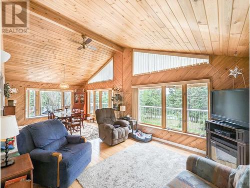 4827 Kitwanga Drive, 108 Mile Ranch, BC - Indoor Photo Showing Living Room