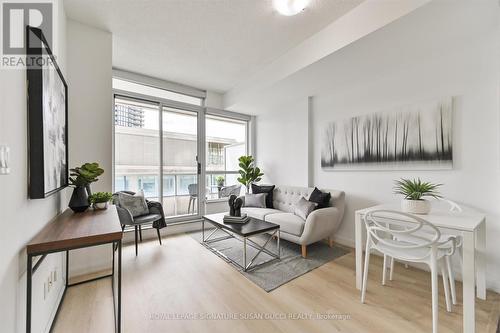 1005 - 500 Sherbourne Street, Toronto, ON - Indoor Photo Showing Living Room