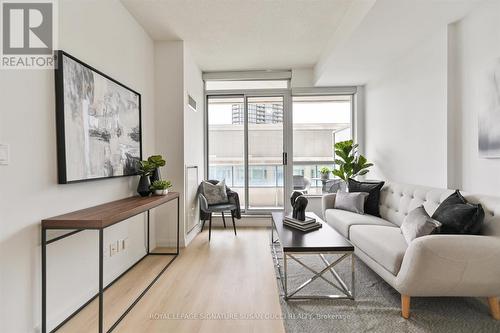 1005 - 500 Sherbourne Street, Toronto, ON - Indoor Photo Showing Living Room