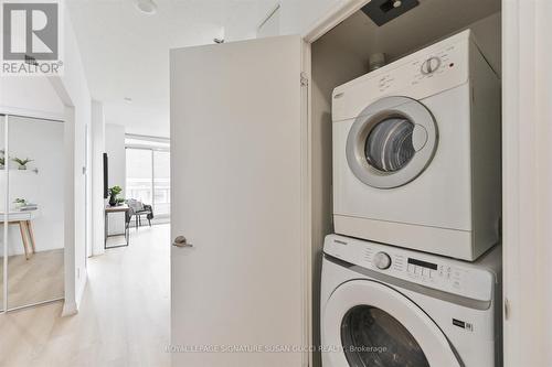 1005 - 500 Sherbourne Street, Toronto, ON - Indoor Photo Showing Laundry Room