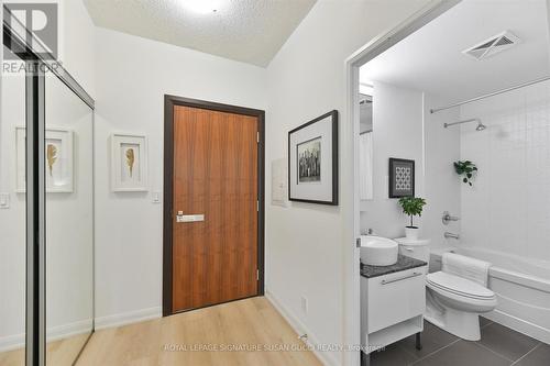 1005 - 500 Sherbourne Street, Toronto, ON - Indoor Photo Showing Bathroom