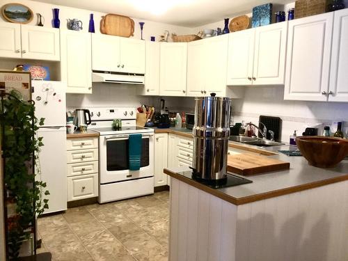 106 - 105 Knighton Rd, Kimberley, BC - Indoor Photo Showing Kitchen With Double Sink