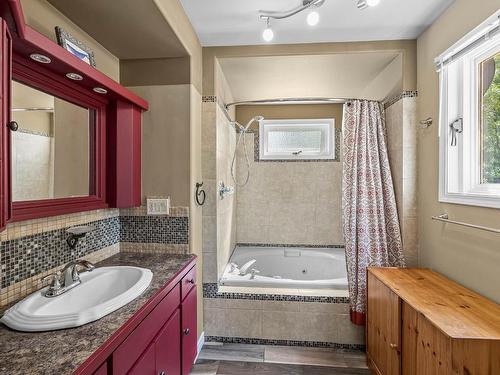 5214 Kaml Vernon Hwy, Kamloops, BC - Indoor Photo Showing Bathroom