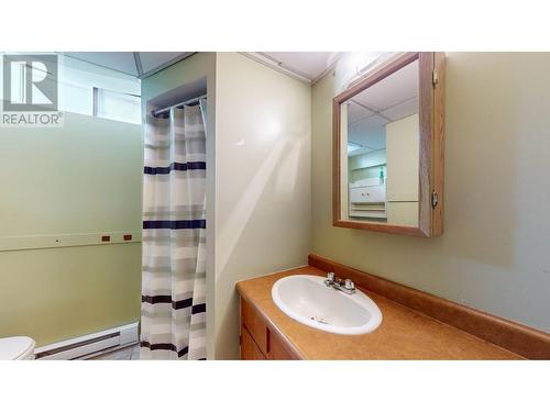 2226 Cook Street, Creston, BC - Indoor Photo Showing Bathroom