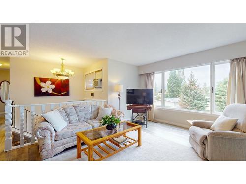 1017 12Th  S Street, Cranbrook, BC - Indoor Photo Showing Living Room