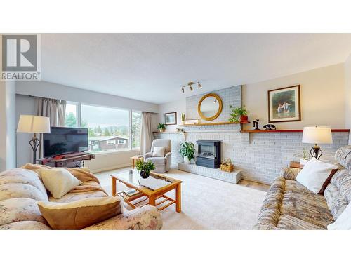 1017 12Th  S Street, Cranbrook, BC - Indoor Photo Showing Living Room With Fireplace