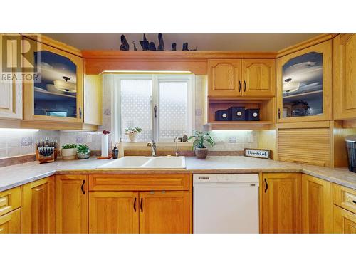 1017 12Th  S Street, Cranbrook, BC - Indoor Photo Showing Kitchen With Double Sink