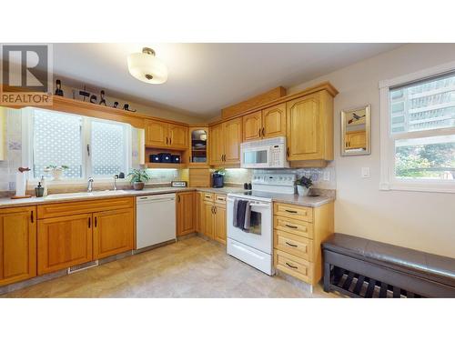 1017 12Th  S Street, Cranbrook, BC - Indoor Photo Showing Kitchen