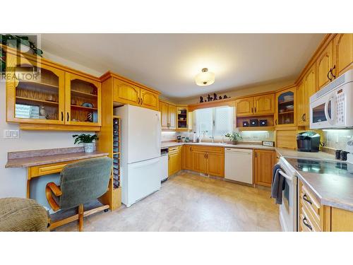 1017 12Th  S Street, Cranbrook, BC - Indoor Photo Showing Kitchen With Double Sink